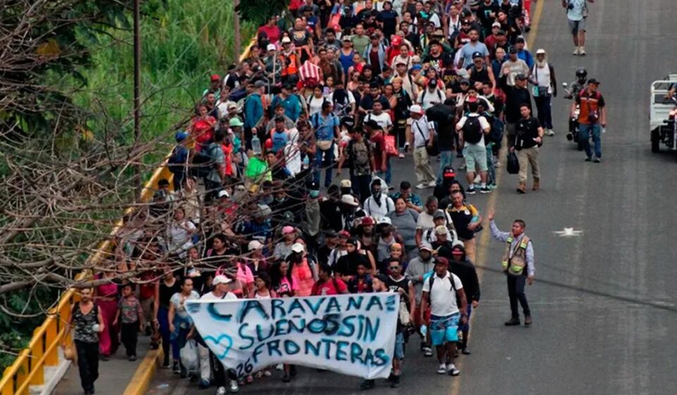 Tapachula: Deportados por EE UU y solicitantes de asilo avanzan en la caravana