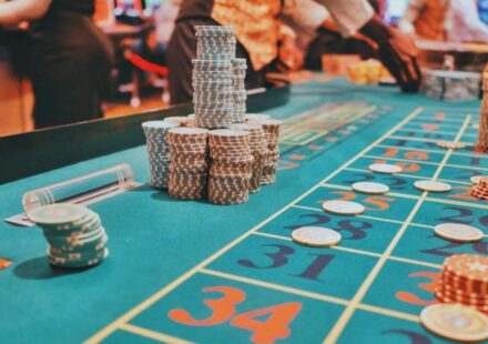 Travel Downtime, Mobile Entertainment, and the New Reality of Waiting