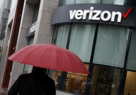 Verizon mobile service down for thousands of customers: Downdetector