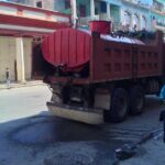 Agua: Un camión de carga convertido en pipa recorre La Habana
