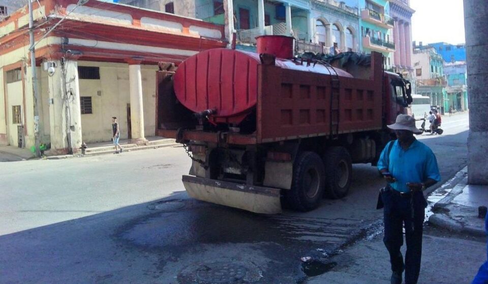 Agua: Un camión de carga convertido en pipa recorre La Habana