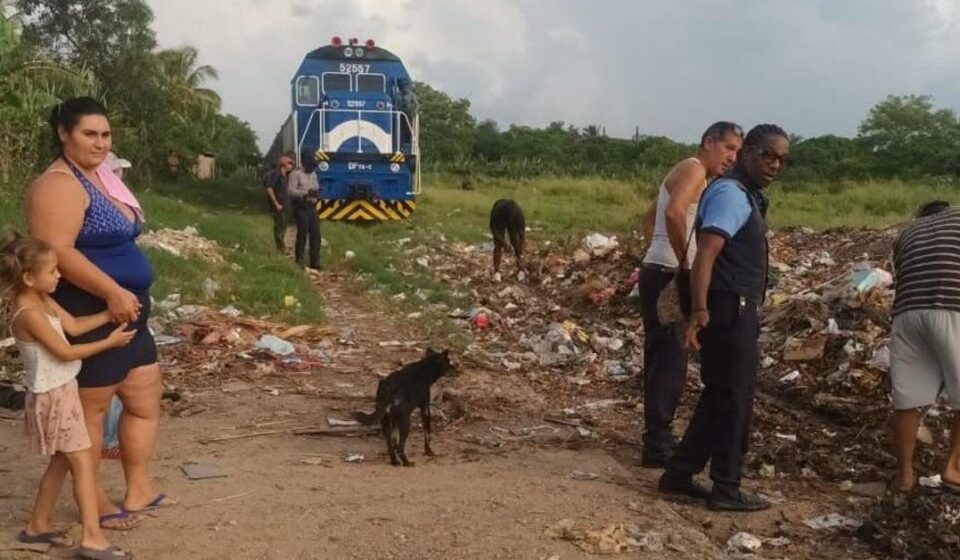 Basura: Una montaña de basura obliga a detener un tren en Las Tunas