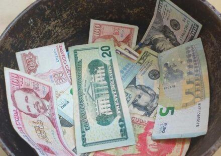Dolarización: Cuba permite a los negocios privados cobrar divisas en efectivo