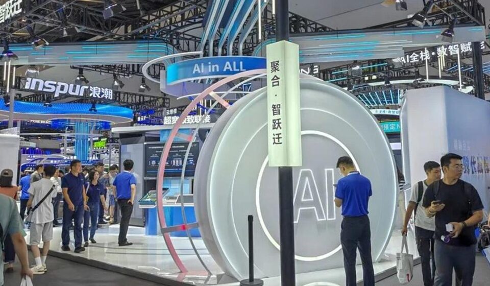EE UU-China: Pekín acusa a EE UU de usar un "manual de Guerra Fría" contra su IA