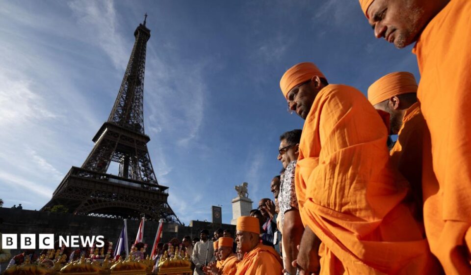 Eiffel Tower chief to quit after female staff replaced by men during religious visit