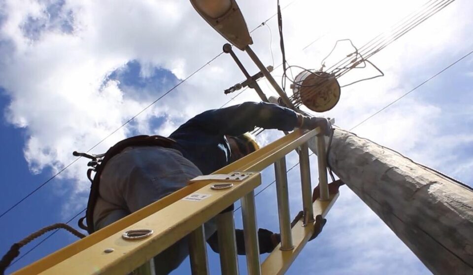 Energía: Los linieros pagan un alto costo por un sistema eléctrico en crisis
