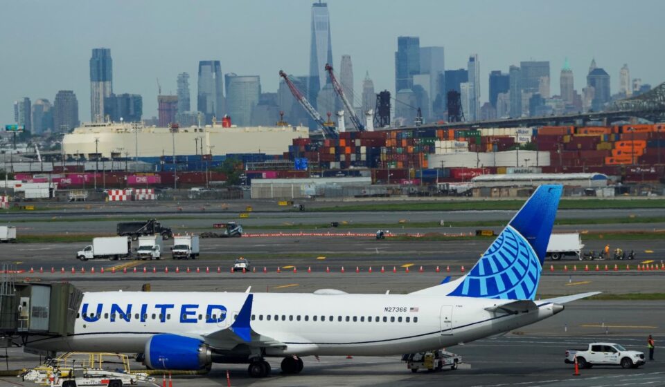 Flight disruptions ease at Newark, Philadelphia after equipment outage