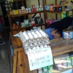 Foto del día: El miedo a las multas no pone freno al precio del huevo