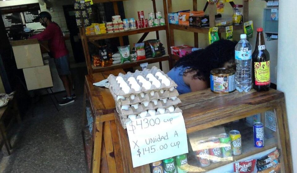 Foto del día: El miedo a las multas no pone freno al precio del huevo
