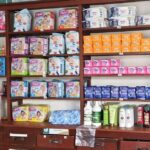Foto del día: En la Farmacia de Peralta hay de todo, menos medicamentos