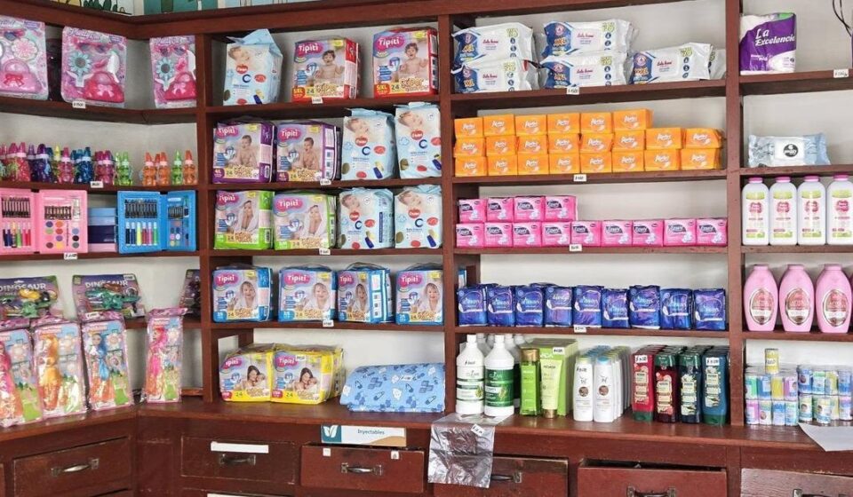 Foto del día: En la Farmacia de Peralta hay de todo, menos medicamentos