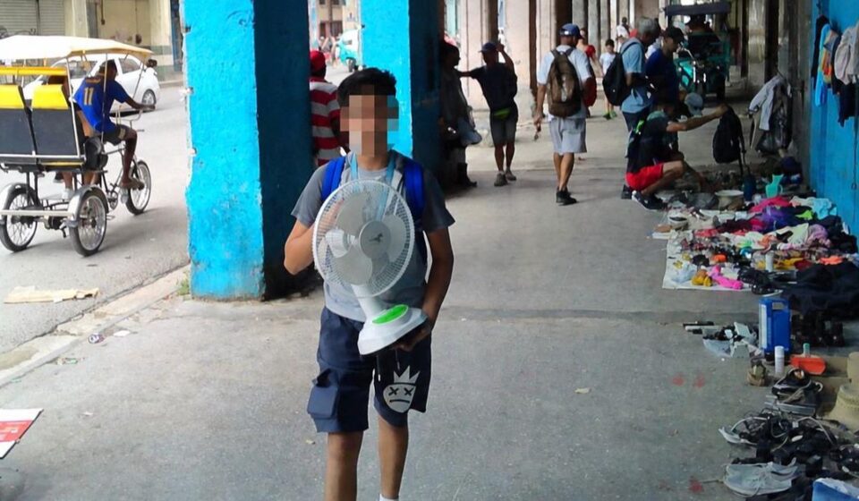 Foto del día: La nueva asignatura: encontrar dónde cargar el ventilador