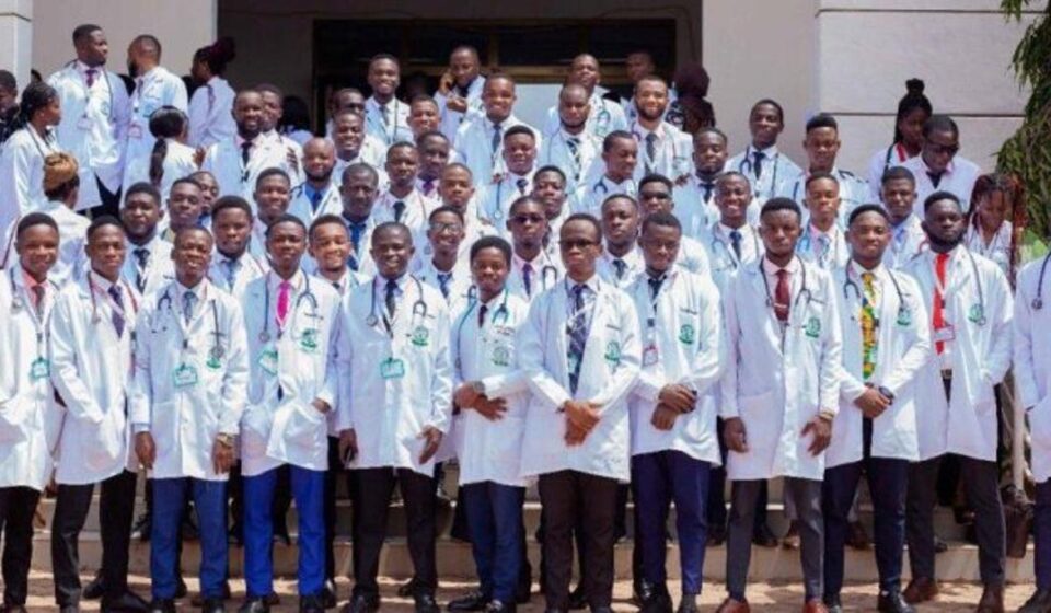 Ghana: Un grupo de médicos ghaneses recién graduados denuncia que están varados en Cuba