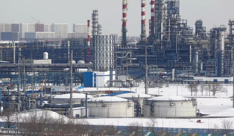 Guerra: Ucrania ataca una refinería a 250 kilómetros de Moscú y un aeródromo militar en el sur de Rusia