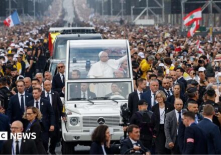 Huge crowds greet Pope in Paris ahead of open-air Mass