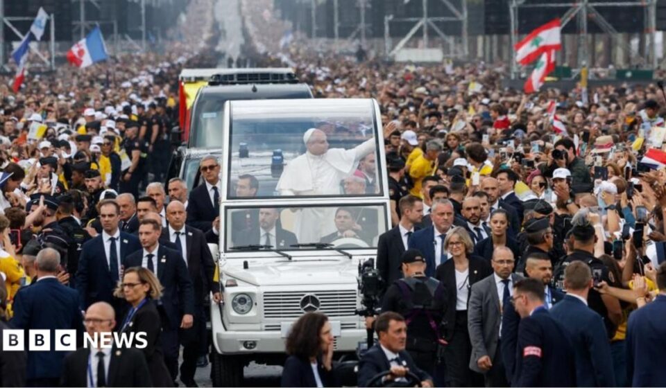Huge crowds greet Pope in Paris ahead of open-air Mass