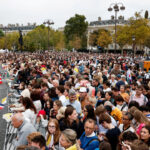 Hundreds of thousands turn out for Pope's popemobile parade along Champs-Élysées