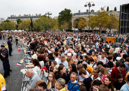 Hundreds of thousands turn out for Pope's popemobile parade along Champs-Élysées