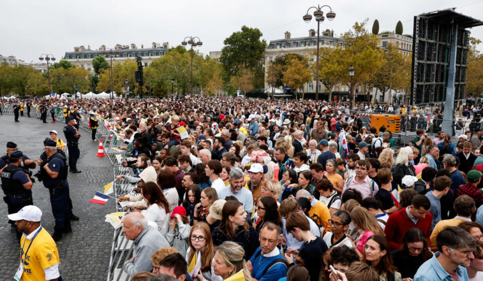 Hundreds of thousands turn out for Pope's popemobile parade along Champs-Élysées