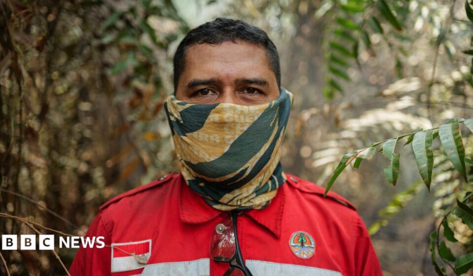Indonesia fires: The volunteer firefighters risking their lives to defuse 'carbon bombs'