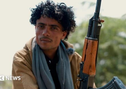Inside Yemen's front-line city as Houthis battle for control