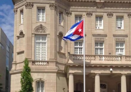 Investigación: Los consulados cubanos son una mina de oro para el régimen