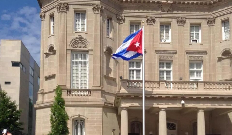 Investigación: Los consulados cubanos son una mina de oro para el régimen
