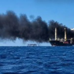 Irán y EE UU chocan en su versión del superpetrolero incendiado