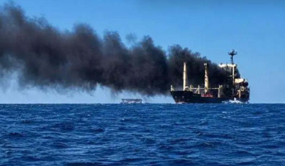 Irán y EE UU chocan en su versión del superpetrolero incendiado
