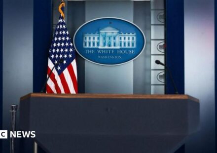 Judge temporarily overturns Trump's White House media ban