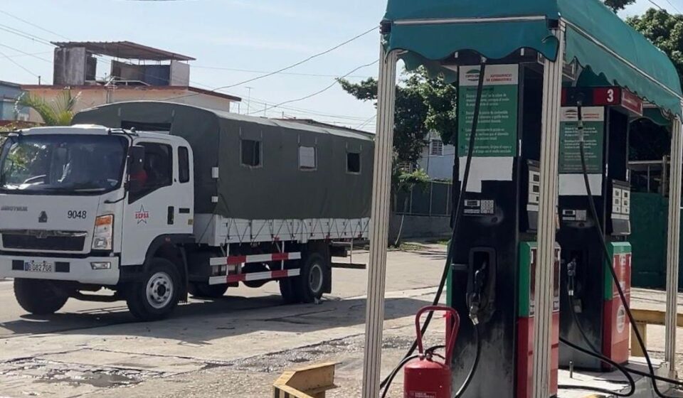 La Habana: La gasolinera "El Eficiente" surte de combustible al aparato represivo