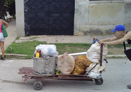 La Habana: Vivir de la basura: los más pobres recolectan desechos