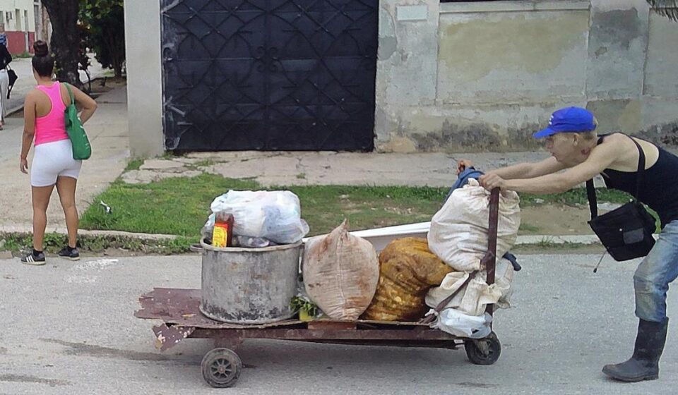 La Habana: Vivir de la basura: los más pobres recolectan desechos