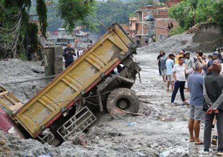 Nepal: HRW denuncia censura y control informativo de China tras la riada del Tíbet