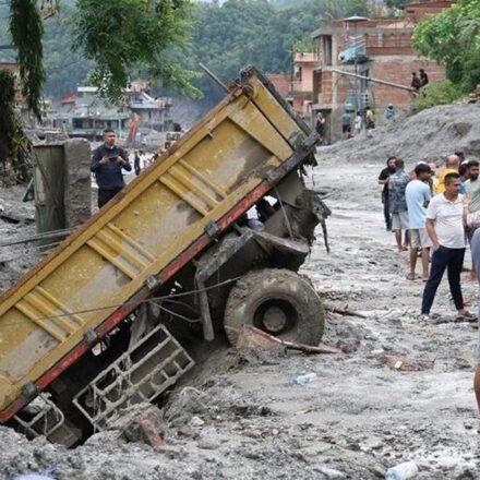 Nepal: HRW denuncia censura y control informativo de China tras la riada del Tíbet