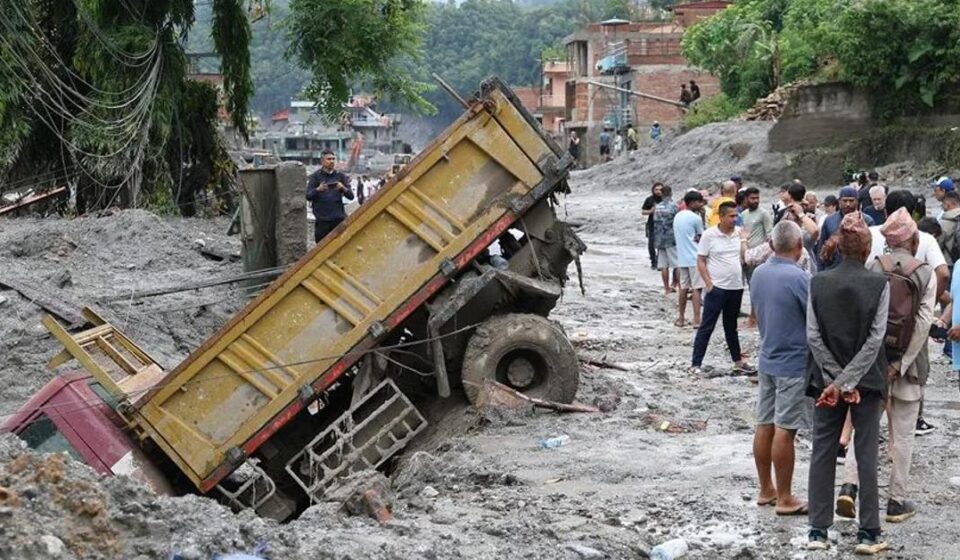 Nepal: HRW denuncia censura y control informativo de China tras la riada del Tíbet