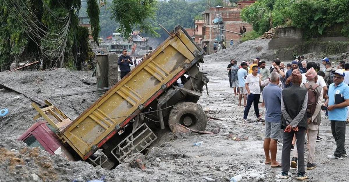 Nepal: HRW denuncia censura y control informativo de China tras la riada del Tíbet