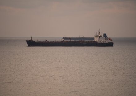 Oil extends gains as Middle East supply concerns persist