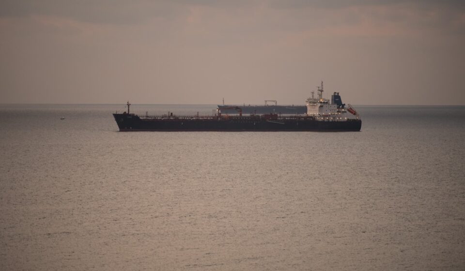 Oil extends gains as Middle East supply concerns persist