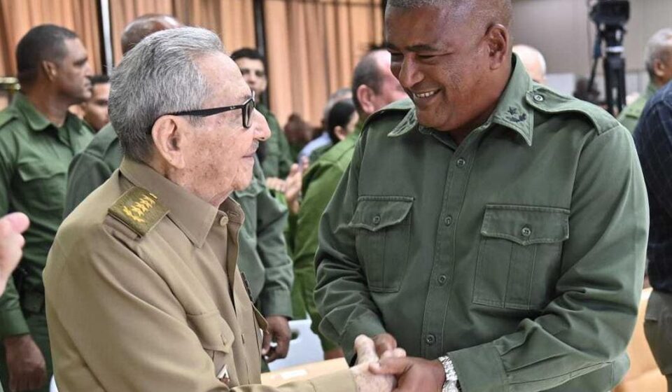Perfil: Emir Mesa Corona, el general que protege a Raúl Castro