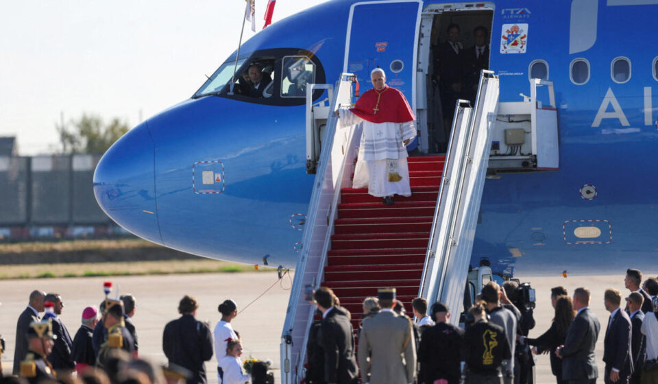 REPLAY : Pope Leo XIV arrives in France for four-day visit