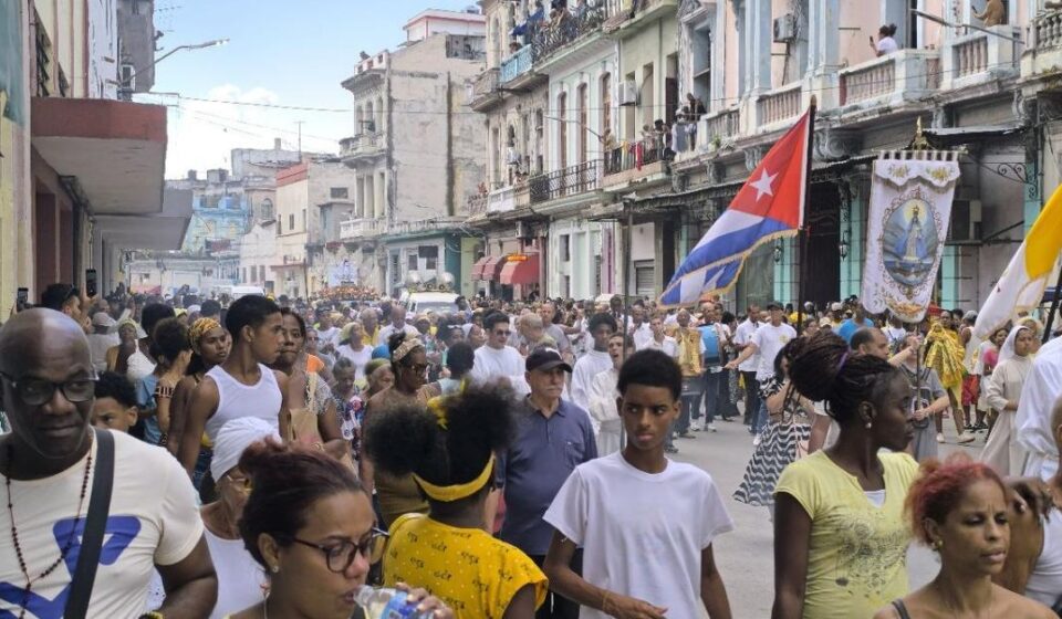 Religión: Los cubanos ruegan a la Virgen de Regla y la de la Caridad