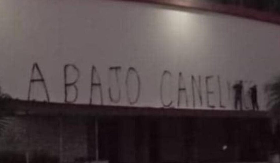 Santa Clara: "Abajo Canel", en letras gigantes en la Universidad