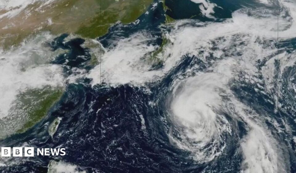Timelapse shows Typhoon Dujuan barrelling towards Japan