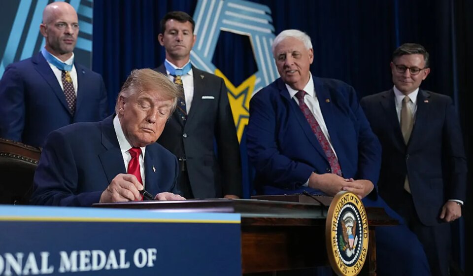Trump gathers with American heroes as he signs Medal of Honor monument bill