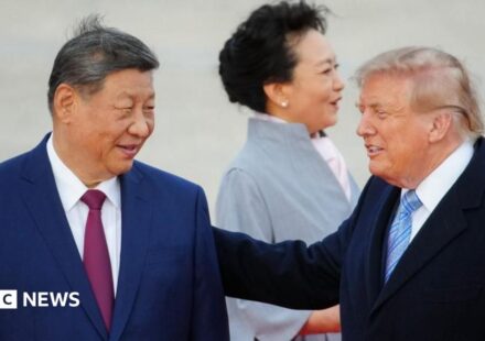 Trump offers warm welcome as China's Xi arrives for US visit
