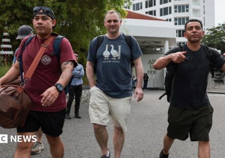 USS Abraham Lincoln: US sailors unwind in Thailand by shopping and bar-hopping