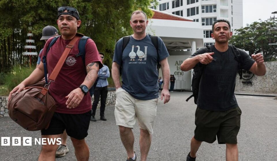 USS Abraham Lincoln: US sailors unwind in Thailand by shopping and bar-hopping