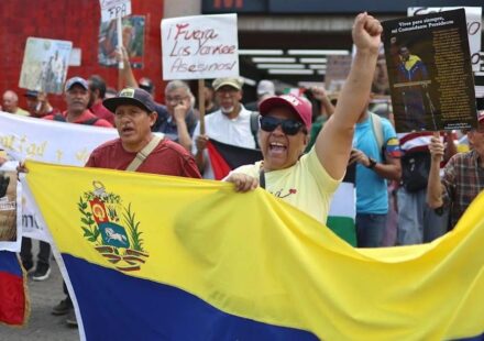 Venezuela: Chavistas protestan en Caracas contra el "tutelaje" de EE UU
