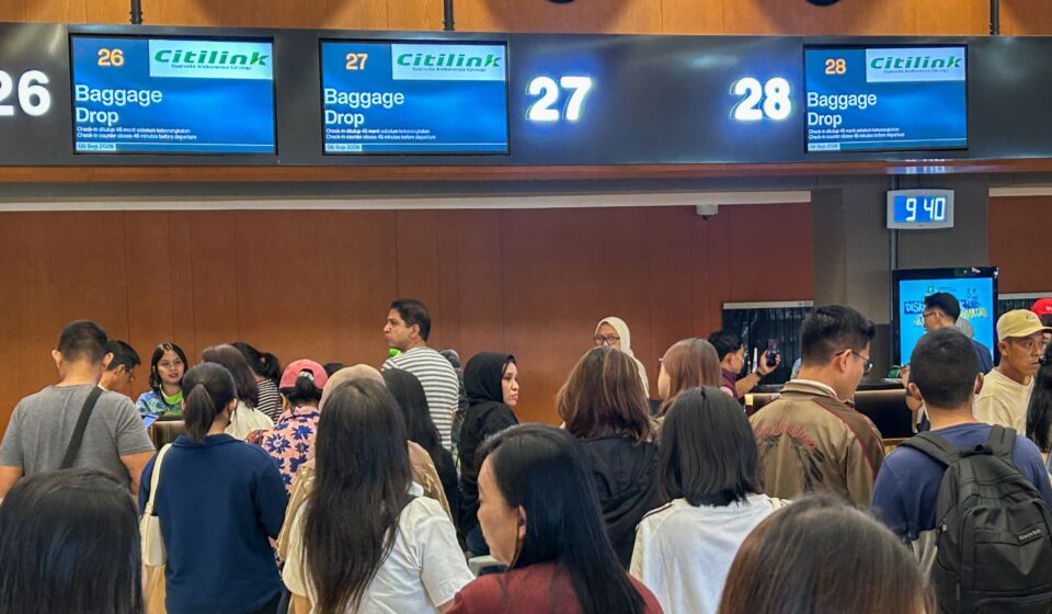 Volcano eruption disrupts hundreds of flights at Jakarta airport
